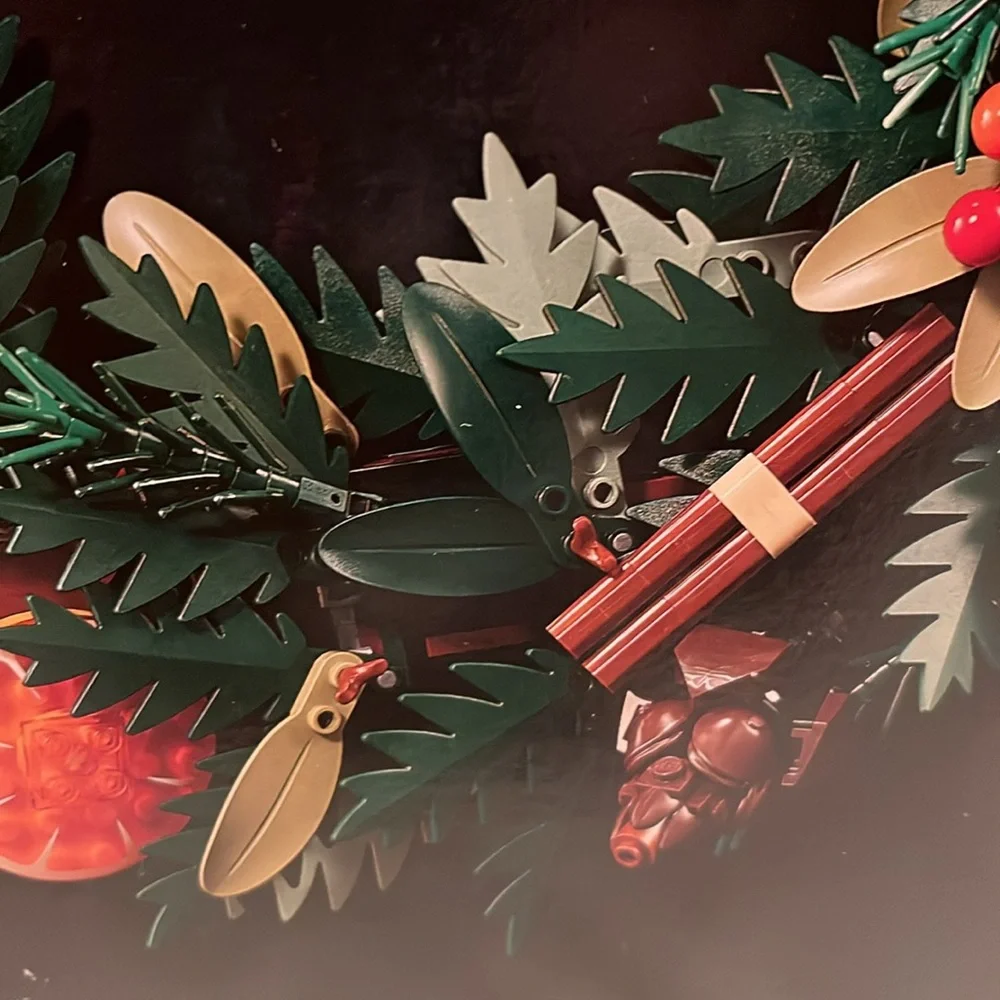 LEGO Icons Botanical Collection (10340) Christmas Wreath - Picture 10 of 11